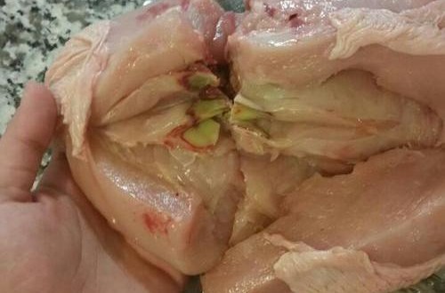 علت مشاهده عضله سبز رنگ در سینۀ مرغ چیست ؟